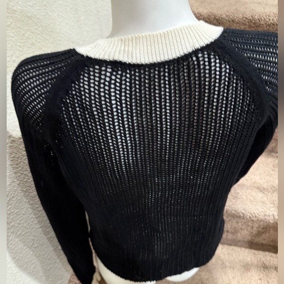 Uniqlo Black and White Crew Neck Sweater - Picture 3 of 3